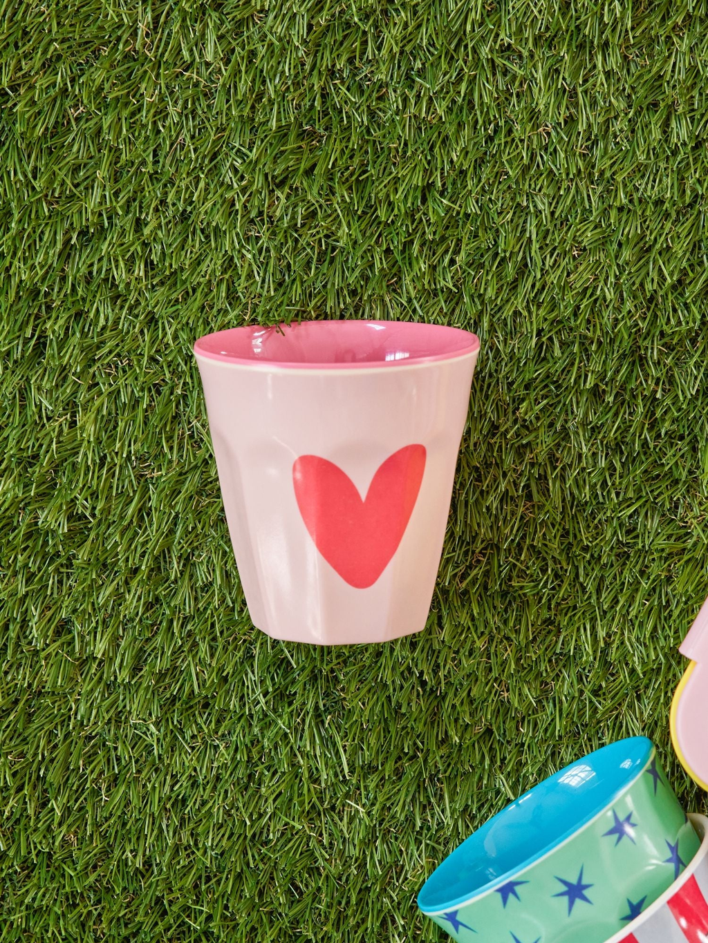 Mugg mellan Rosa hjärta